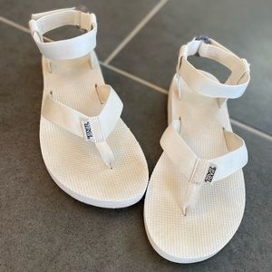 Teva- women’s urban flip flop size 8